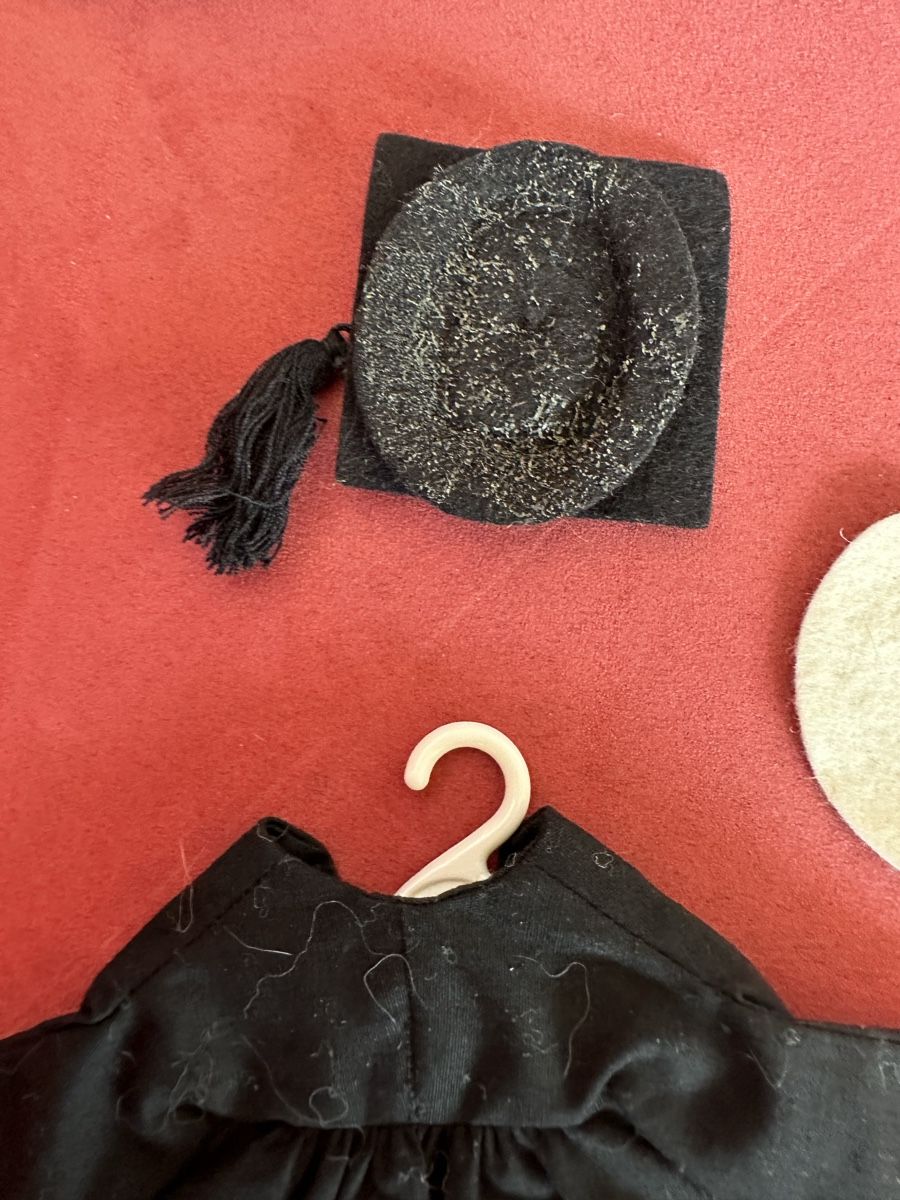 Bambole: Barbie Black Graduation Robe 1963 – Usato da Herbriggen venduto da Sehrazade 1