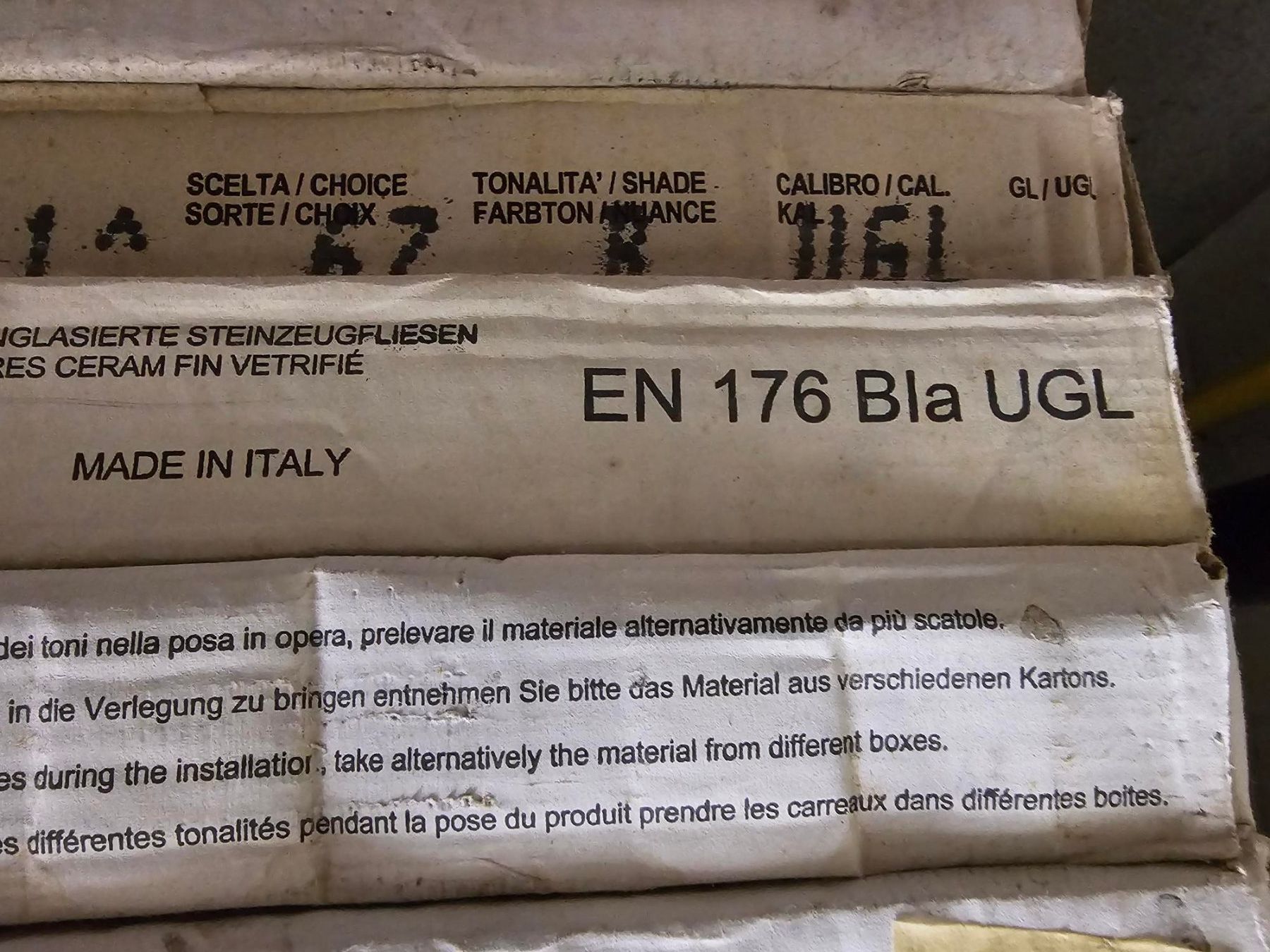 Bodenbeläge: Feinsteinzeug: Nussfarbig 4er-Pack 60x60cm, ungeöffnet – Neu und originalverpackt aus Baar von Bravo88 3
