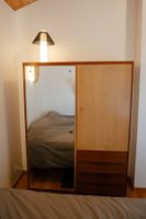 Armoire vintage en bois avec mirroir