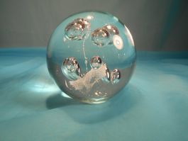 Glaskugel, Paperweight, Blüte und Luftblasen