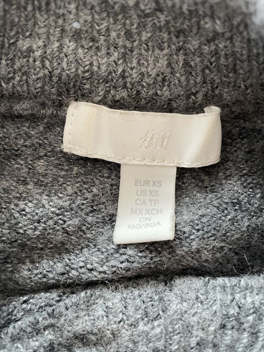 H&M Maglioni & Felpe: Wunderschöner Strickpullover mit Perlen 🩶 – Usato da Kilchberg BL venduto da ann_kwk5 1