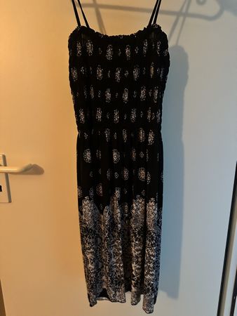 Robe d’ete à bretelles motifs noir et blanc
