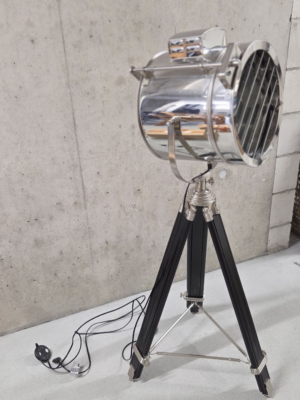 Lampade: Stehlampe Spot mit Stativ Chrom Schwarz  – Usato da Brugg AG venduto da Kitycity 1