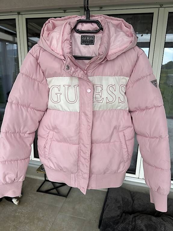 Giacche & Cappotti: Guess Jacke rosa weiss – Usato da Niederbuchsiten venduto da idontknow.