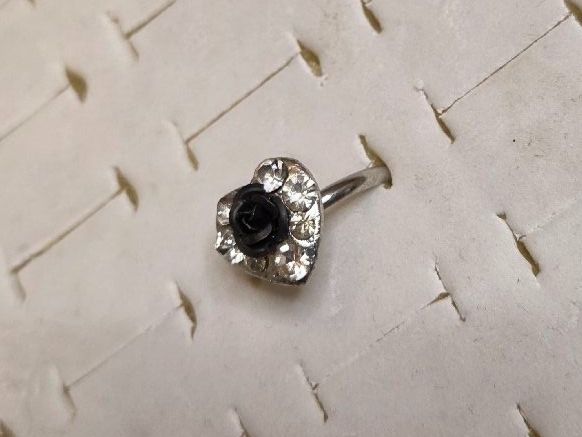 Anelli: Bague ajustable Fleur Noire et Strass – Nuovo (secondo la descrizione) da Territet venduto da Cenh 1