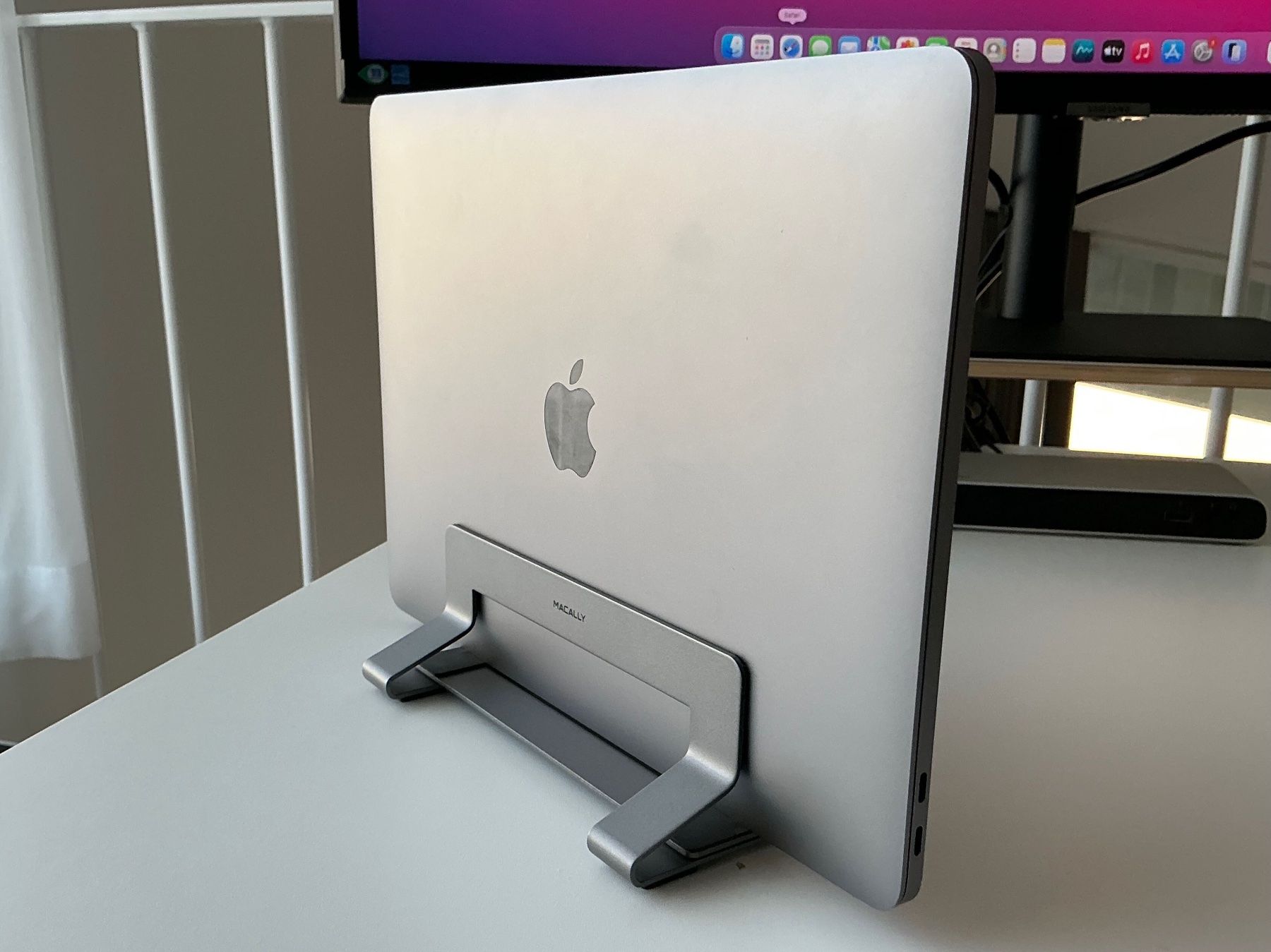 Racks & Cavalletti: MACALLY Vertical Laptop Stand – Usato da Zollikon venduto da halbkarat