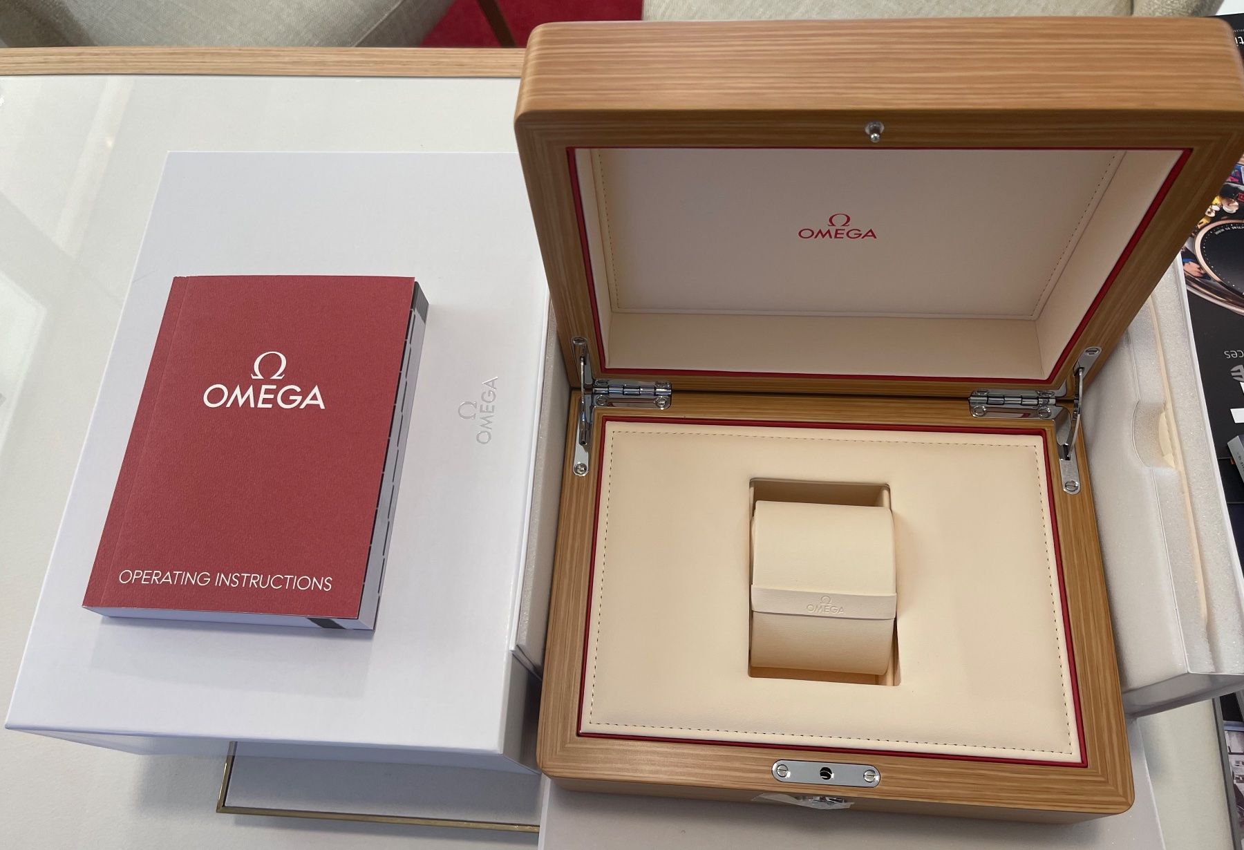 Omega Uhrenboxen: OMEGA BOX – Neu und originalverpackt aus Genève von  2