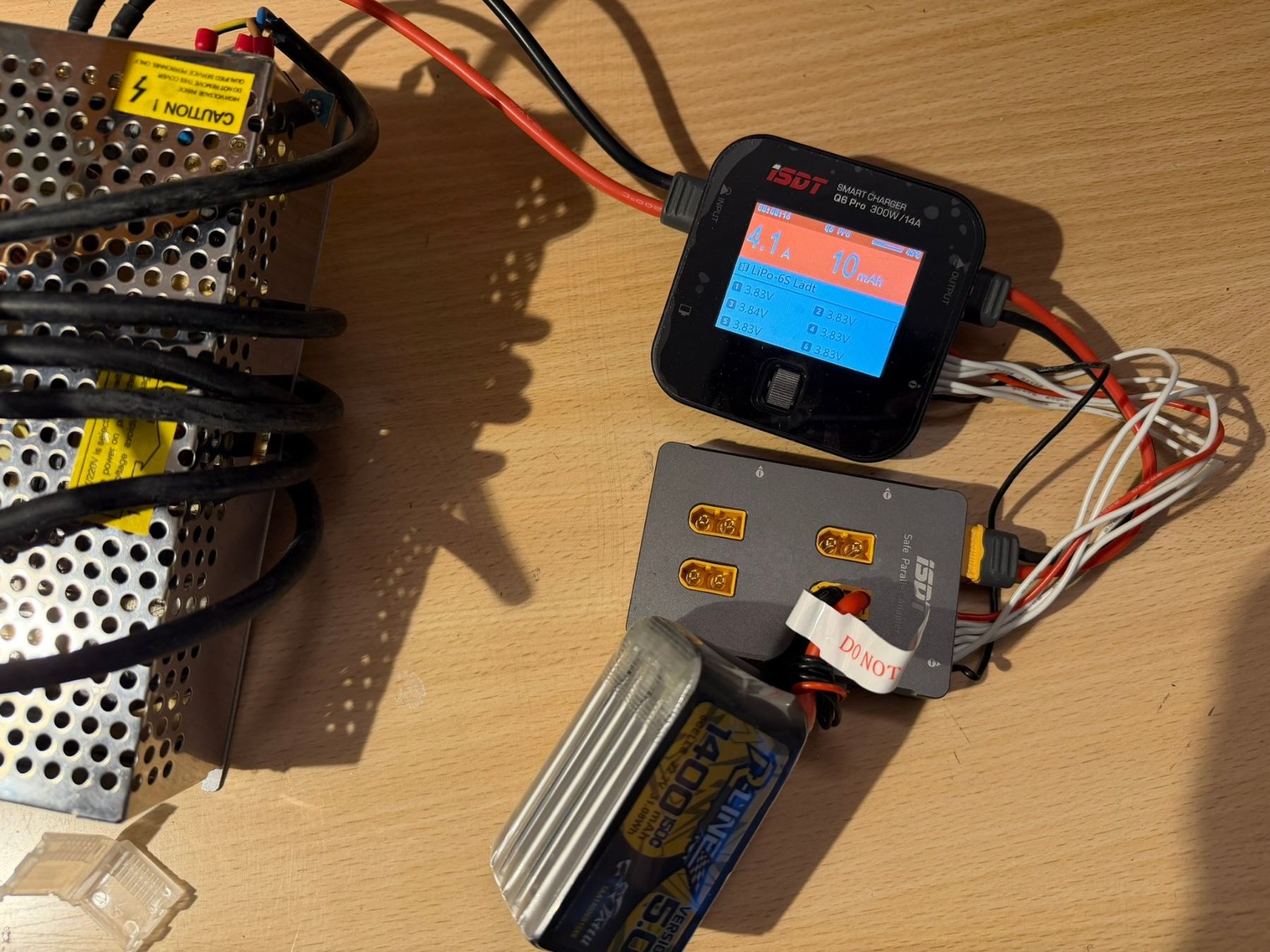 ISDT Batterie, Caricabatterie & Alimentatori: ISDTQ6 Pro Ladegerät inkl Netzteil und 4x Parallel Adapter – Usato da Gattikon venduto da Jonathan_No 3