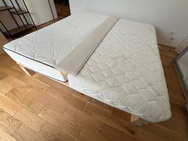 Mondholz Bett 200x180cm mit 2 Matratzen