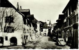 Valangin, Le Bourg mit altem VW Käfer