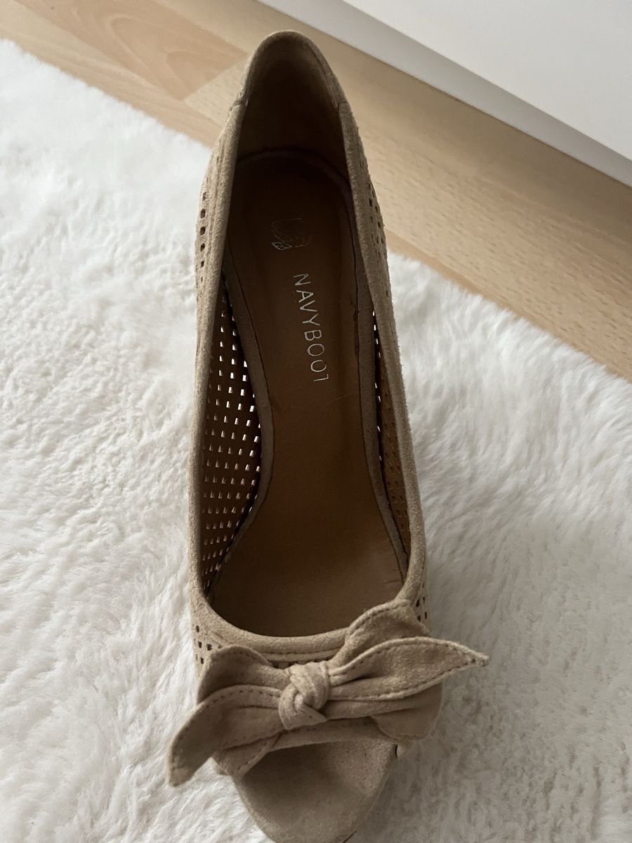Navyboot Scarpe da donna: Navyboot Pumps Leder beige Gr. 38 (129 chf ) – Nuovo (secondo la descrizione) da Turbenthal venduto da 310707 1