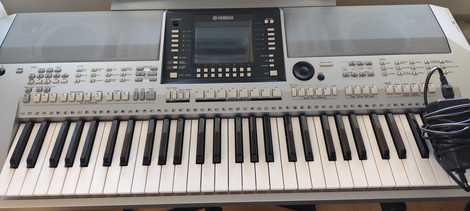 Strumenti musicali: Keyboard-Set: Yamaha PSR-S710 mit Ständer, Hocker & Noten – Usato da Gersau venduto da irenja 2