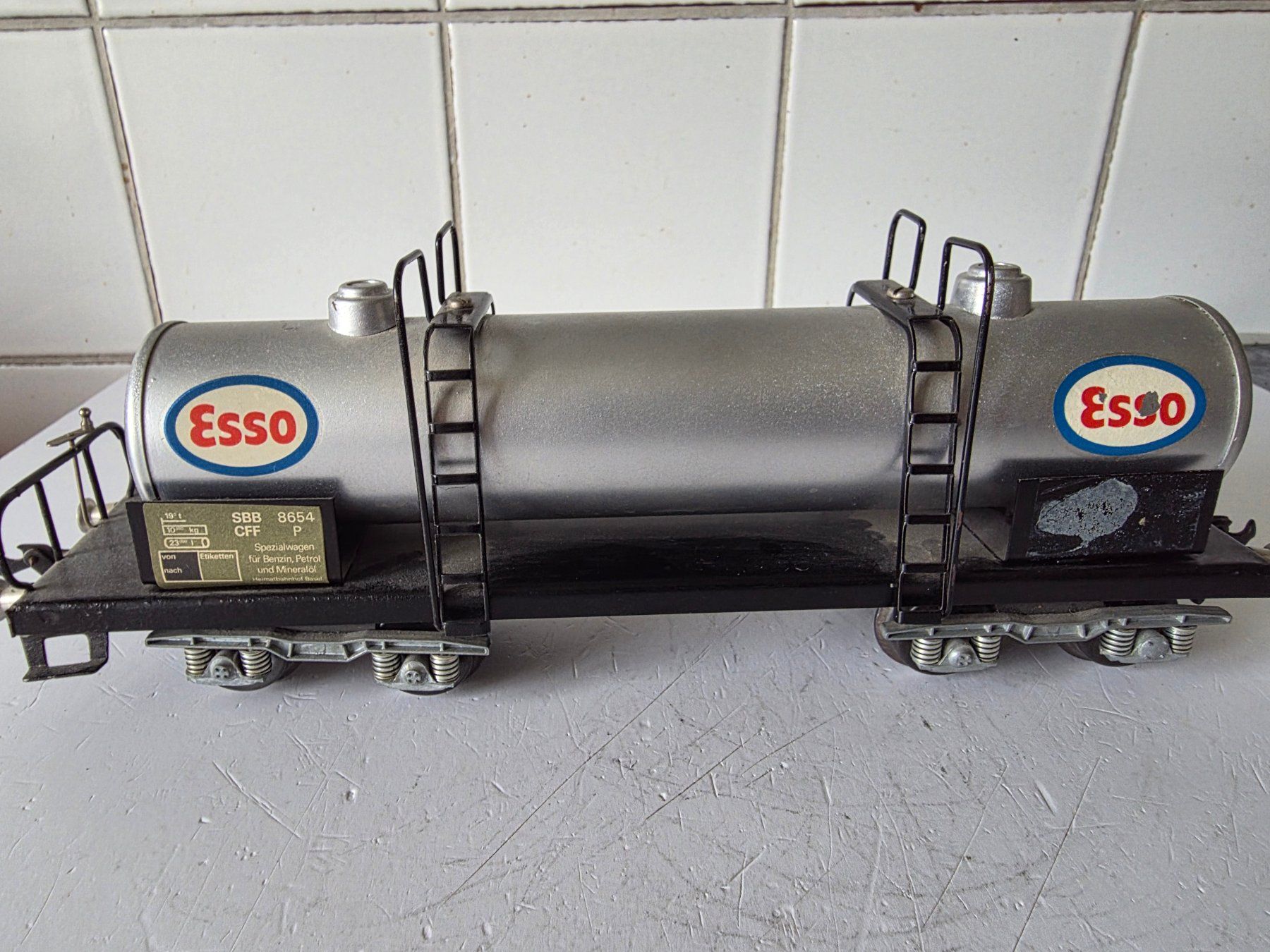 Buco Modellini di ferrovie: BUCO Tankwagen, 4-achsig, "Esso" – Usato da Seuzach venduto da Loeckeli01 1