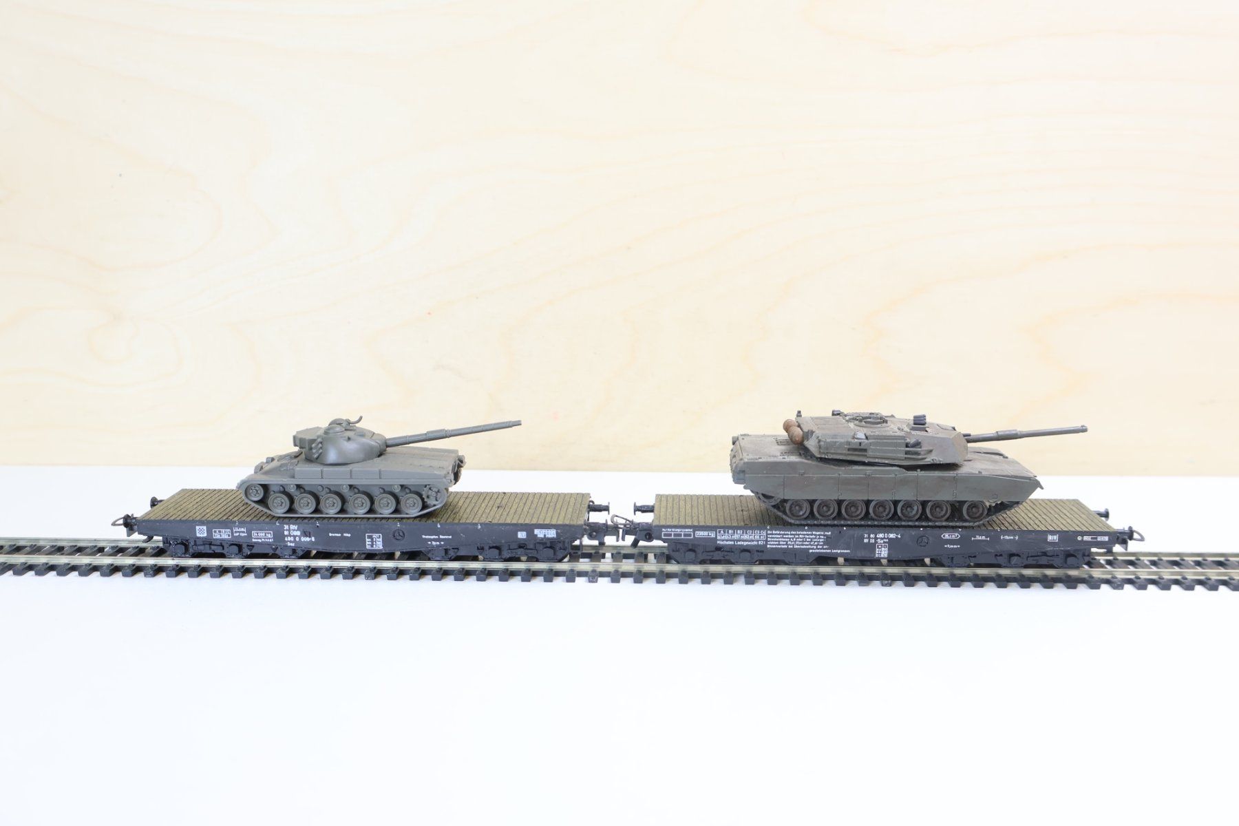 Kleinbahn Modellini di ferrovie: Kleinbahn & Co SBB 8 x Panzerwagen Set H0 - mit Panzer – Usato da Winterthur venduto da Monstera 7