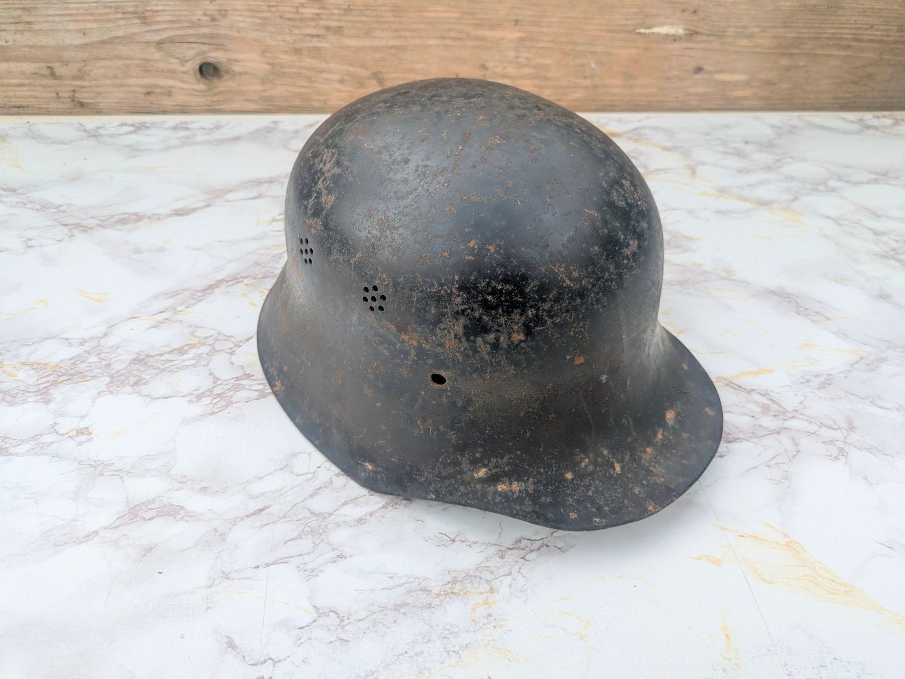 Uniformi & Effetti personali: Luftschutz Stahlhelm M34 "Duck Bill Visor" – Usato da Buttisholz venduto da ArmeeShopCH
