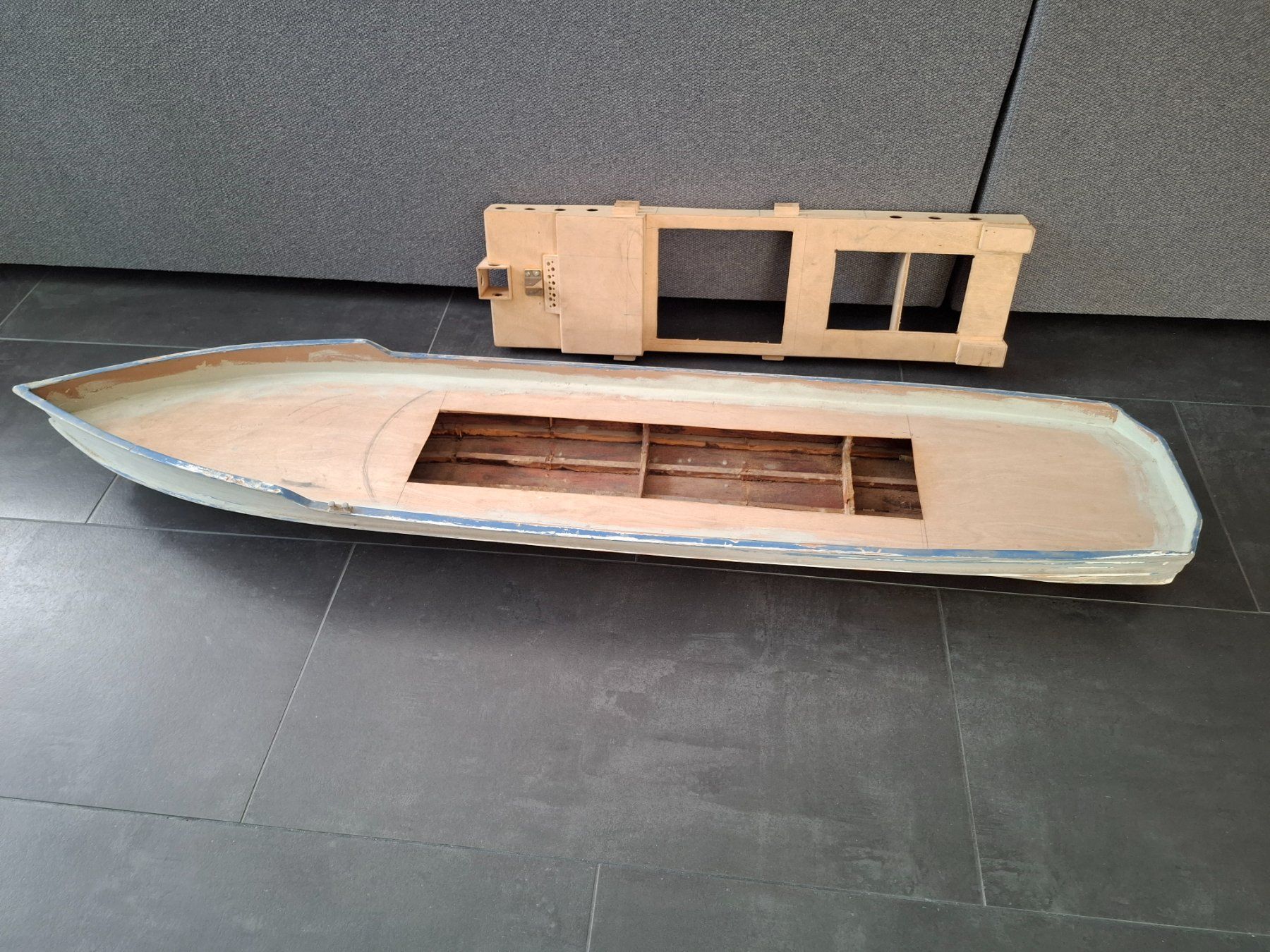 Modellismo RC: Rumpf Modellschiff Modellboot Holzrumpf 118 cm – Usato da Chabrey venduto da fluvius