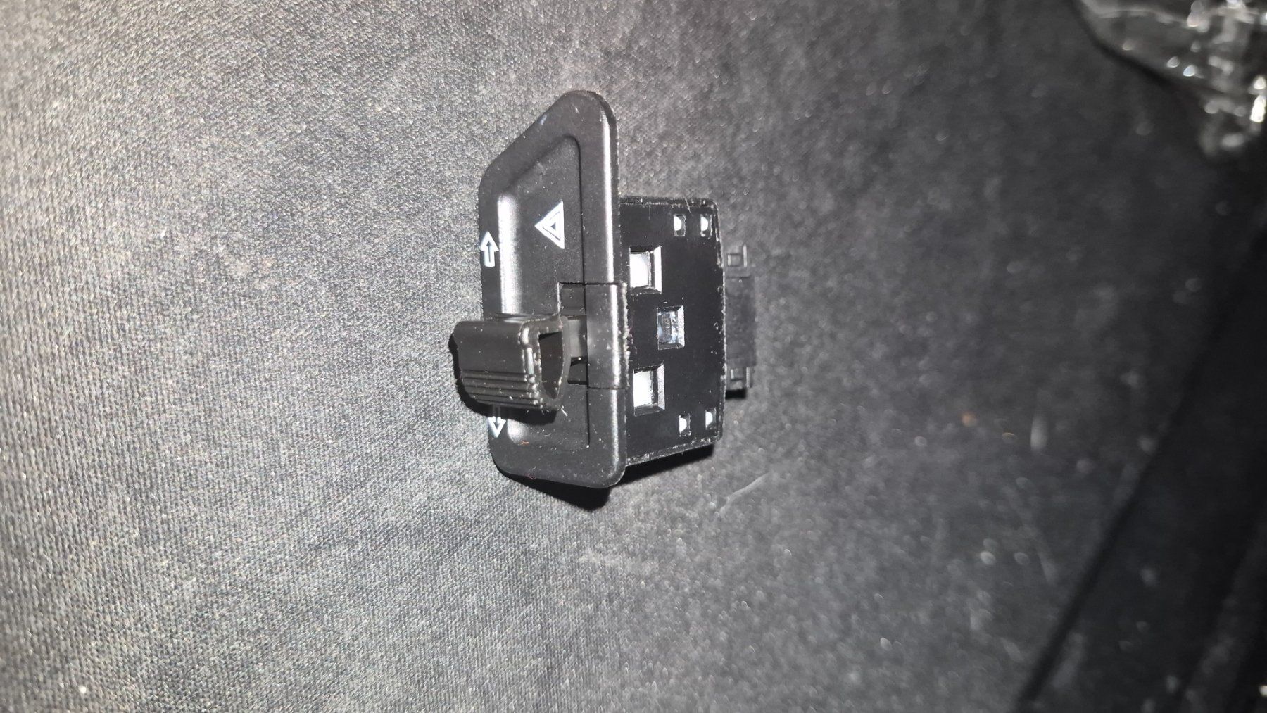 Tutti pezzi di ricambio per scooter: bouton clignotant warning pour scooter – Nuovo e nell'imballaggio originale da Carouge GE venduto da mor_89zg 2