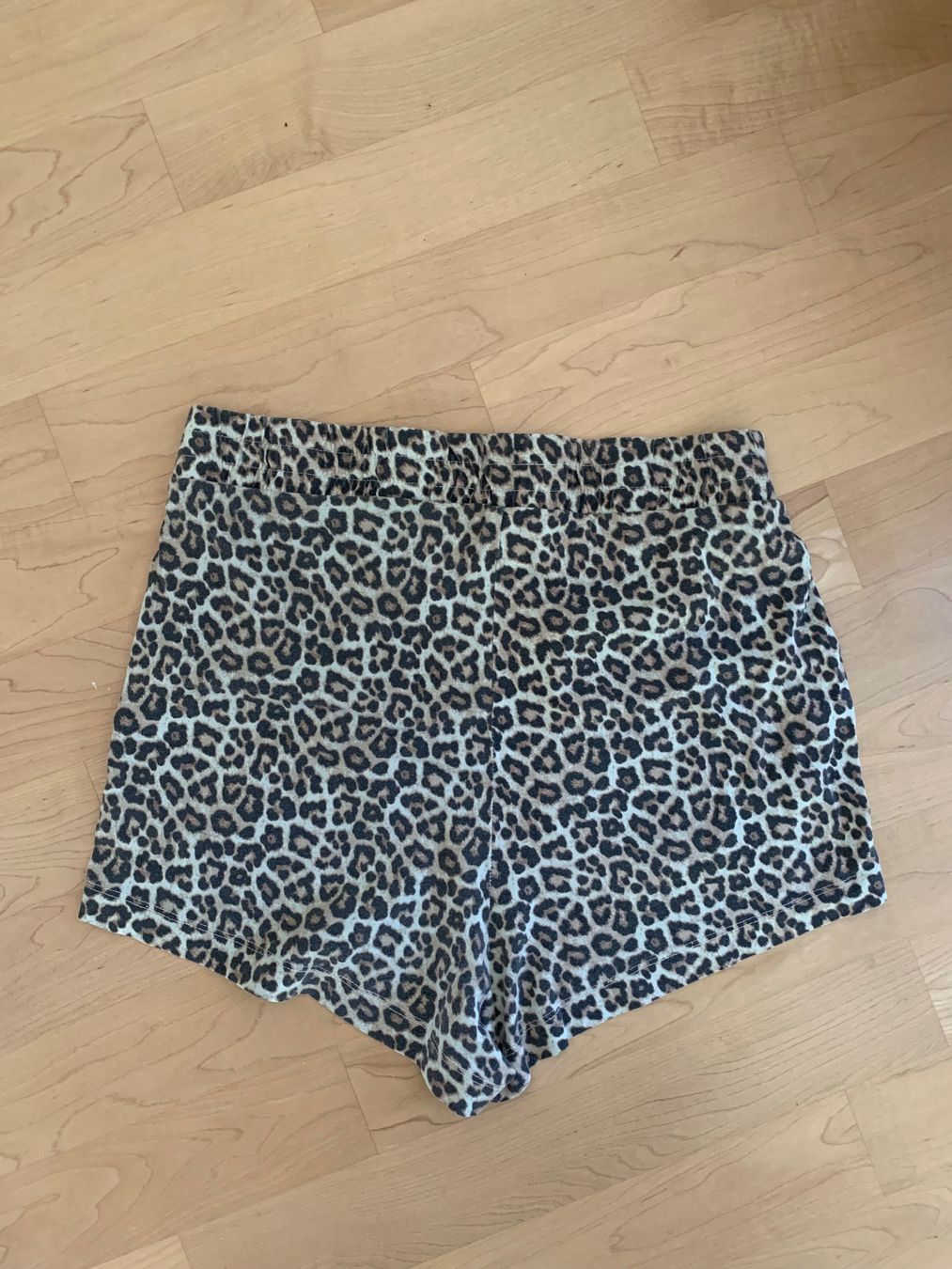 H&M Hosen: Leoparden Shorts – Gebraucht aus Ennetbaden von usemiste 1