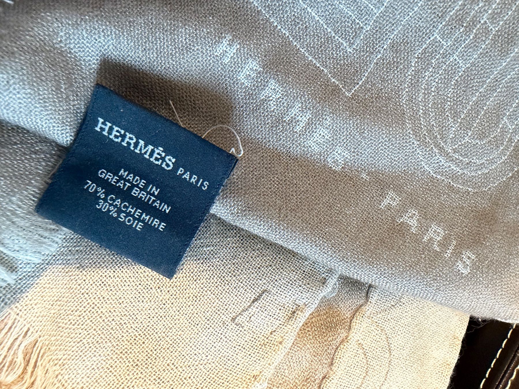Hermès Foulard & Sciarpe: Écharpe Hermès Réversible "Pièces Détachées" – Usato da Cologny venduto da PINKCLOSET 1