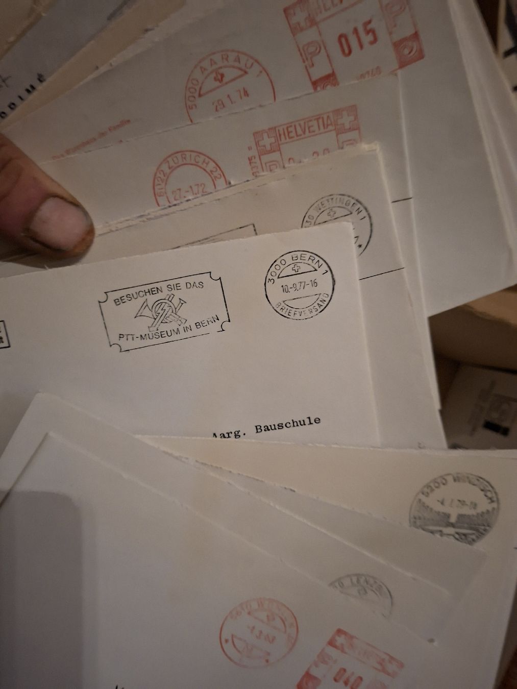 Alle Briefmarken: Schachtel voll mit Belege / Briefe eca  – Gebraucht aus Balgach von SIMEON27 2