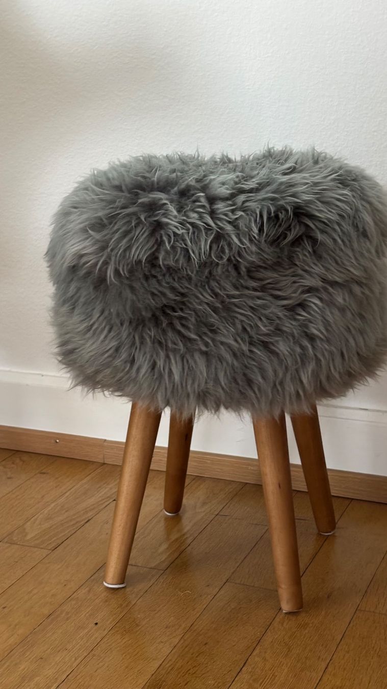 Sgabelli: Hocker aus Schafsfell in grau mit Holzbeinen – Usato da Zürich venduto da jas_5mwh 2