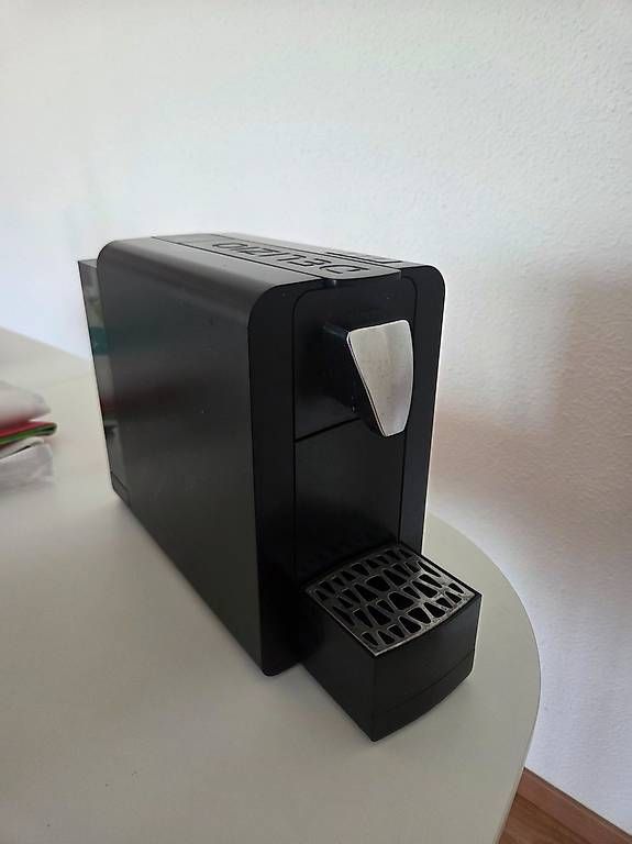 Delizio Macchine per caffè & Macchine per espresso: Delizio Kapselkaffeemaschine mit Kapselständer + Kapseln – Usato da Wängi venduto da Bibo4.