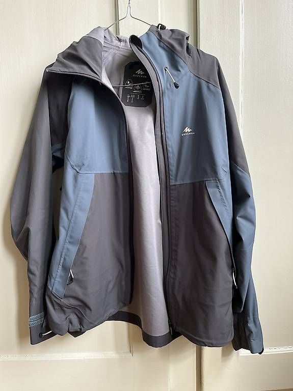 Decathlon Jacken: Regenjacke Quechua hardshell – Gebraucht aus Biel/Bienne von g.vasine