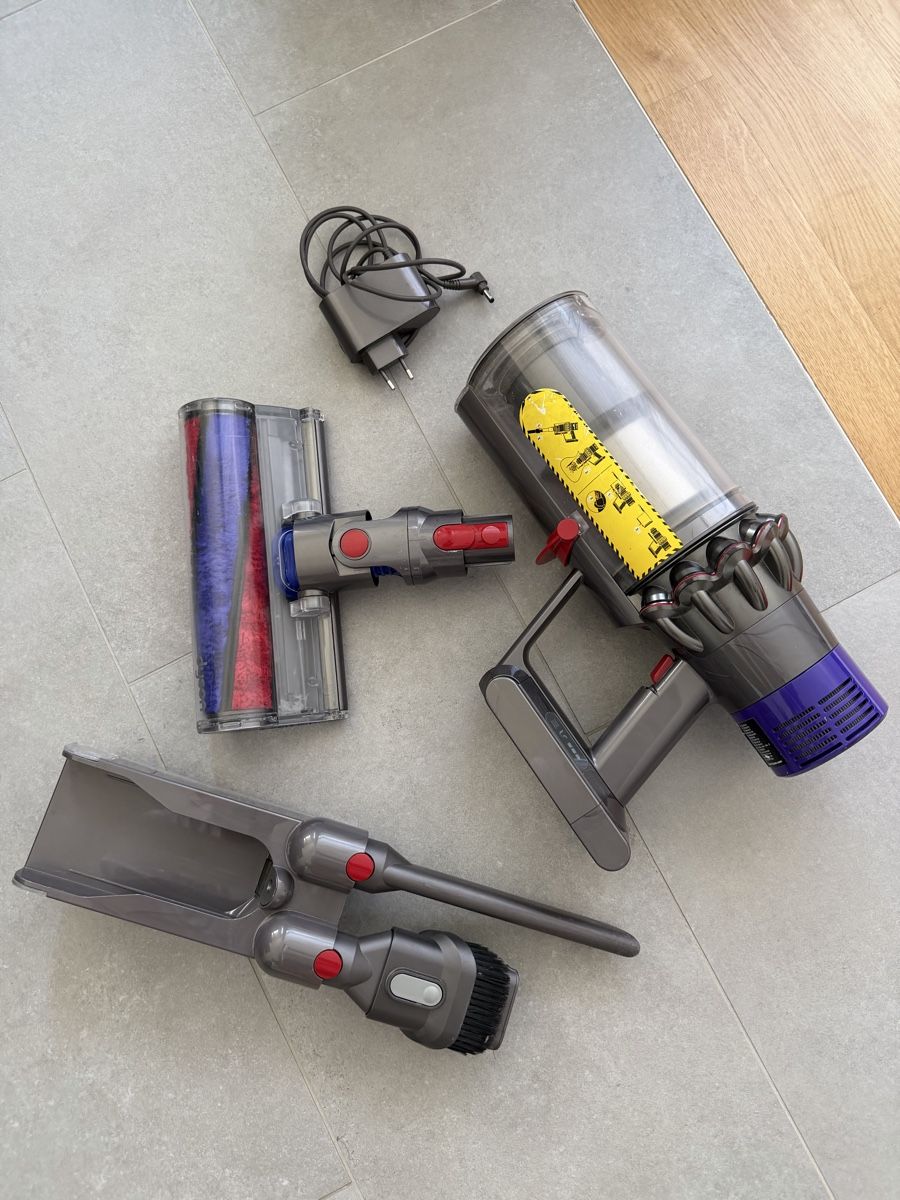 Dyson Aspirapolveri & Accessori: Dyson V10 cyclone absolute  – Usato da Meyrin venduto da SA_3006