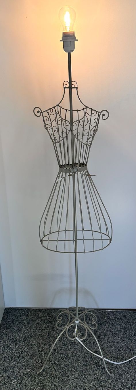 Lampade: Ständerlampe im Büsten-Stil – Usato da Kirchberg BE venduto da Levana72