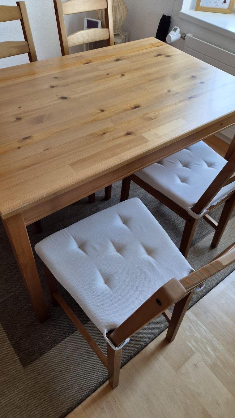 Ikea Tavoli: Holz-Esstisch mit 4 Stühlen  – Usato da Winterthur venduto da vss_h665 1