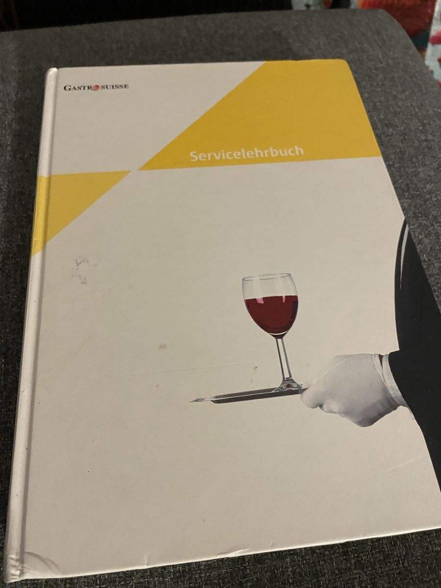 Libri: Servicelehrbuch – Usato da St. Gallen venduto da xandram07