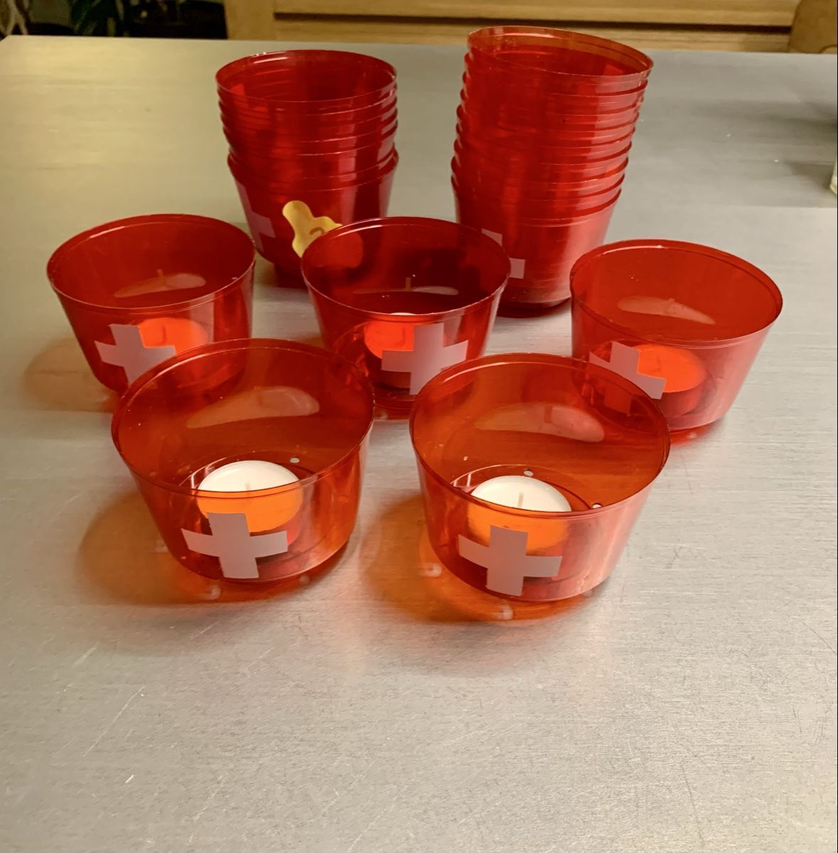 Kerzenständer: Windlichter Teelichthalter rot Schweizerkreuz 6er Set – Gebraucht aus Reinach BL von SchnaeppchenScout 4