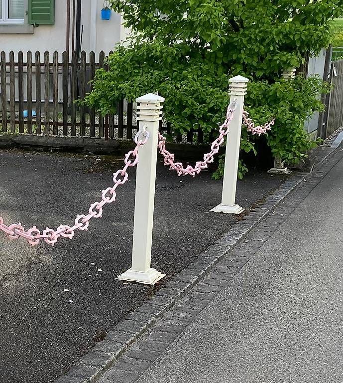 Altro in Decorazioni & Accessori: Standpfosten mit handgeschmiedeter Kette – Usato da St. Gallen venduto da czucio