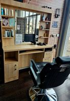 Coiffeuse/Barber Shop pour salon, bois clair, miroir. Occ...