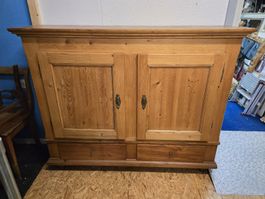 Antiker Schrank mit 2 Türen und 2 Schubladen
