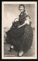 Costume Ticinese, Lachendes Mädchen mit