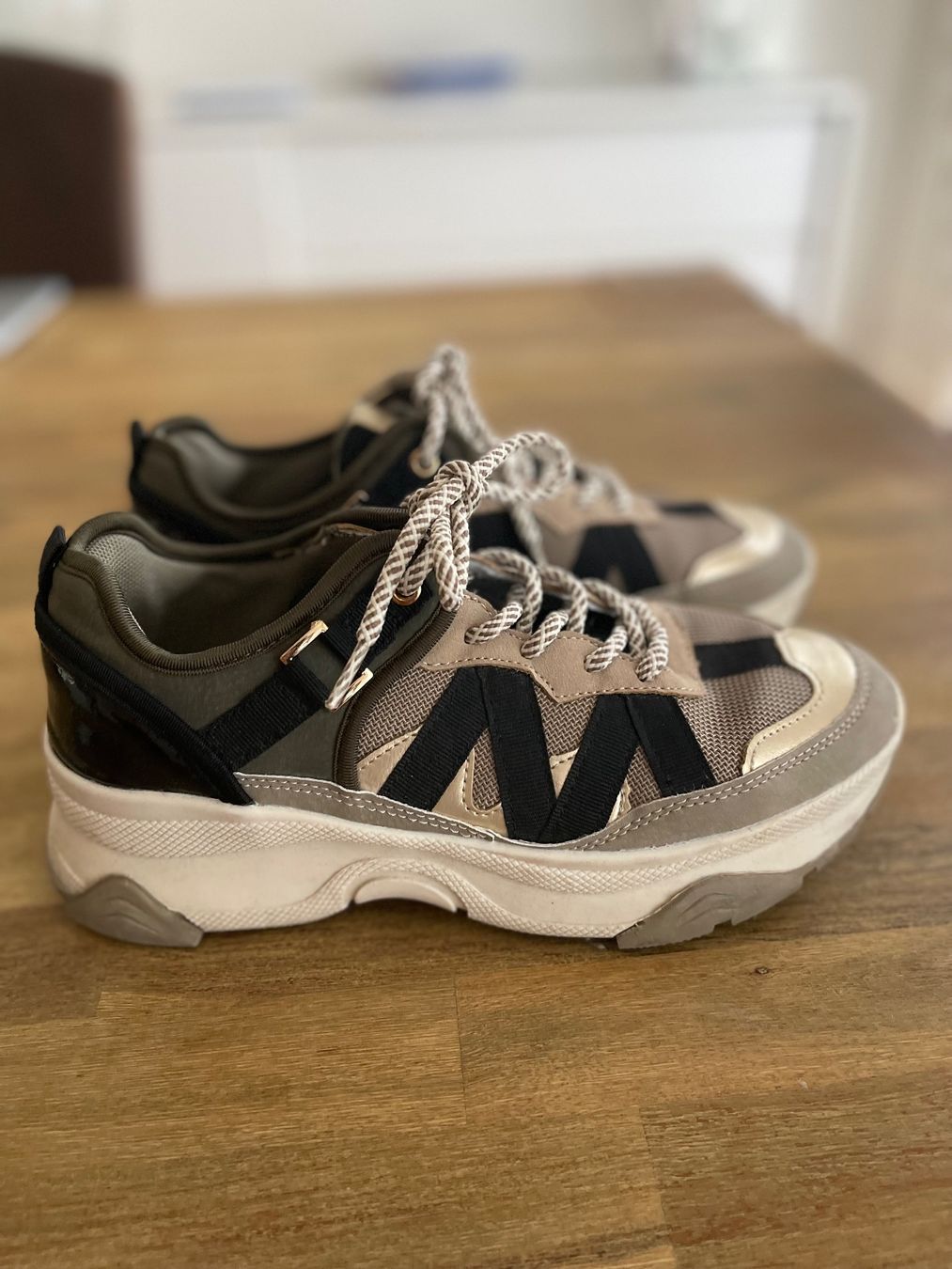 Scarpe da donna: Trendige Sneaker, Grösse 39 – Usato da Hätzingen venduto da Limao