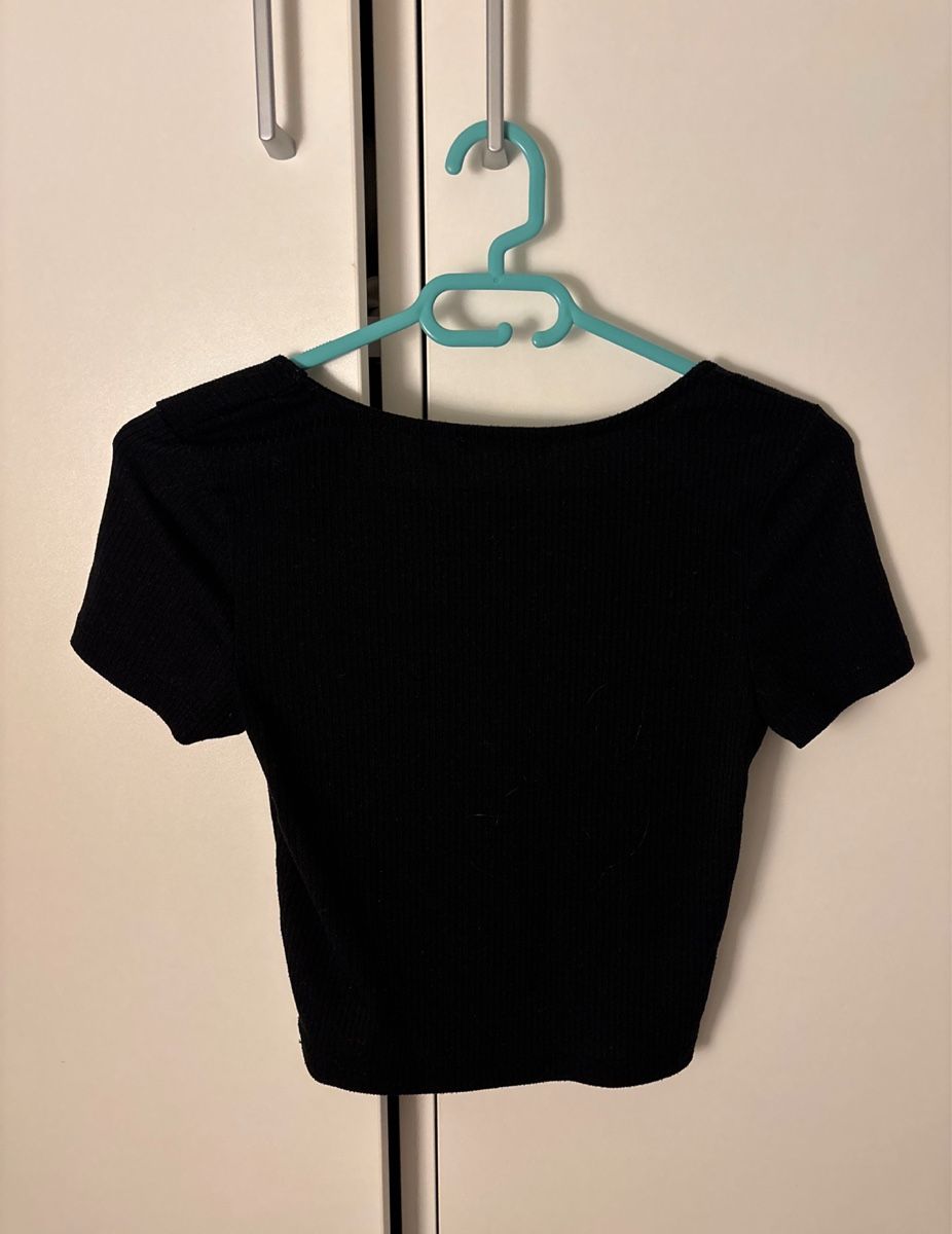 Top: BLACK SQUARE-NECK CROP TOP – Usato da Lausanne venduto da hib_y68h 1