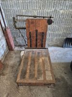 Alte Bodenwaage aus Holz und Metall