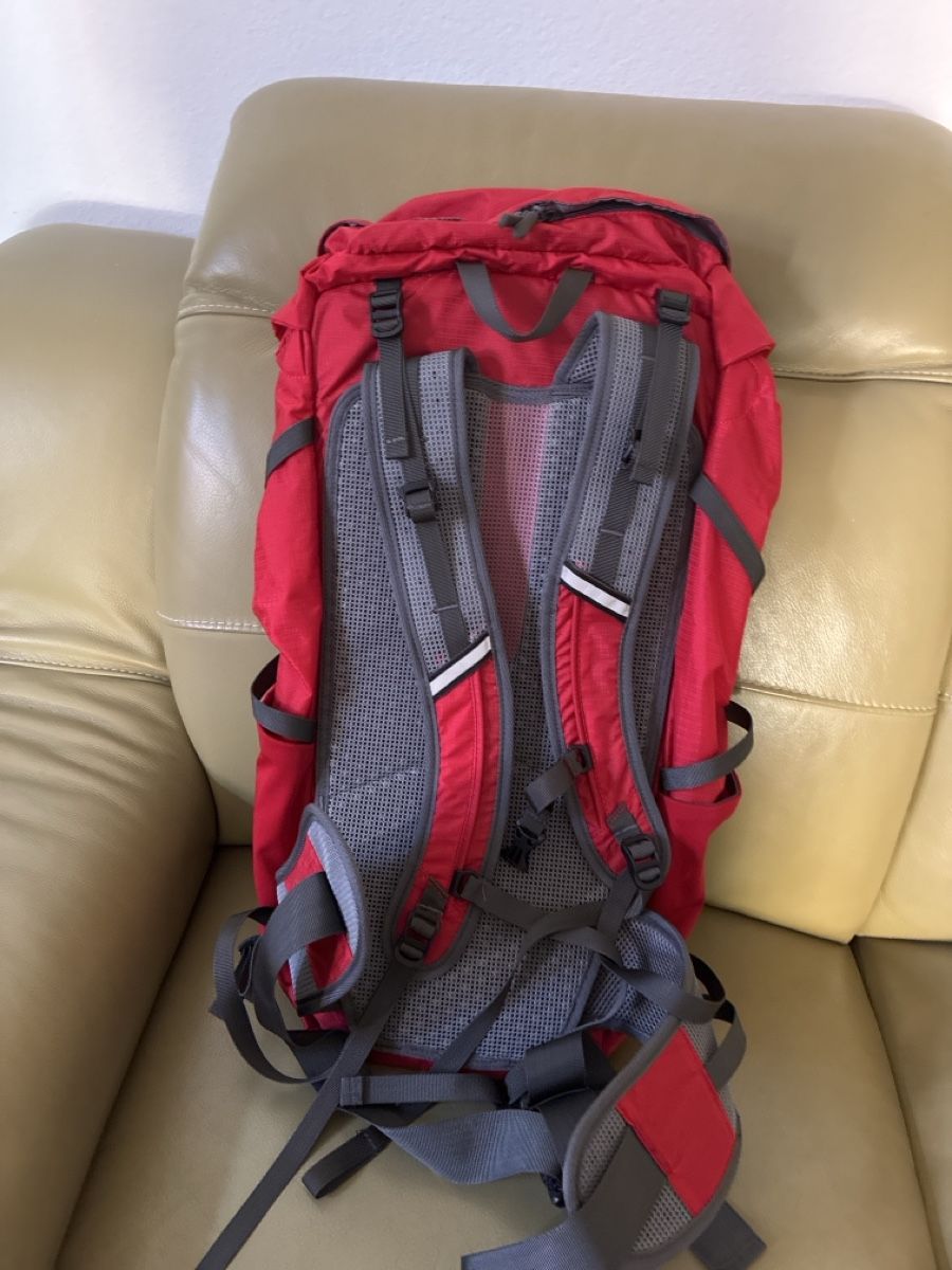 Sacs à dos: Sac à dos rouge 35L neuf – Neuf avec emballage d'origine à Lausanne par Famary 2