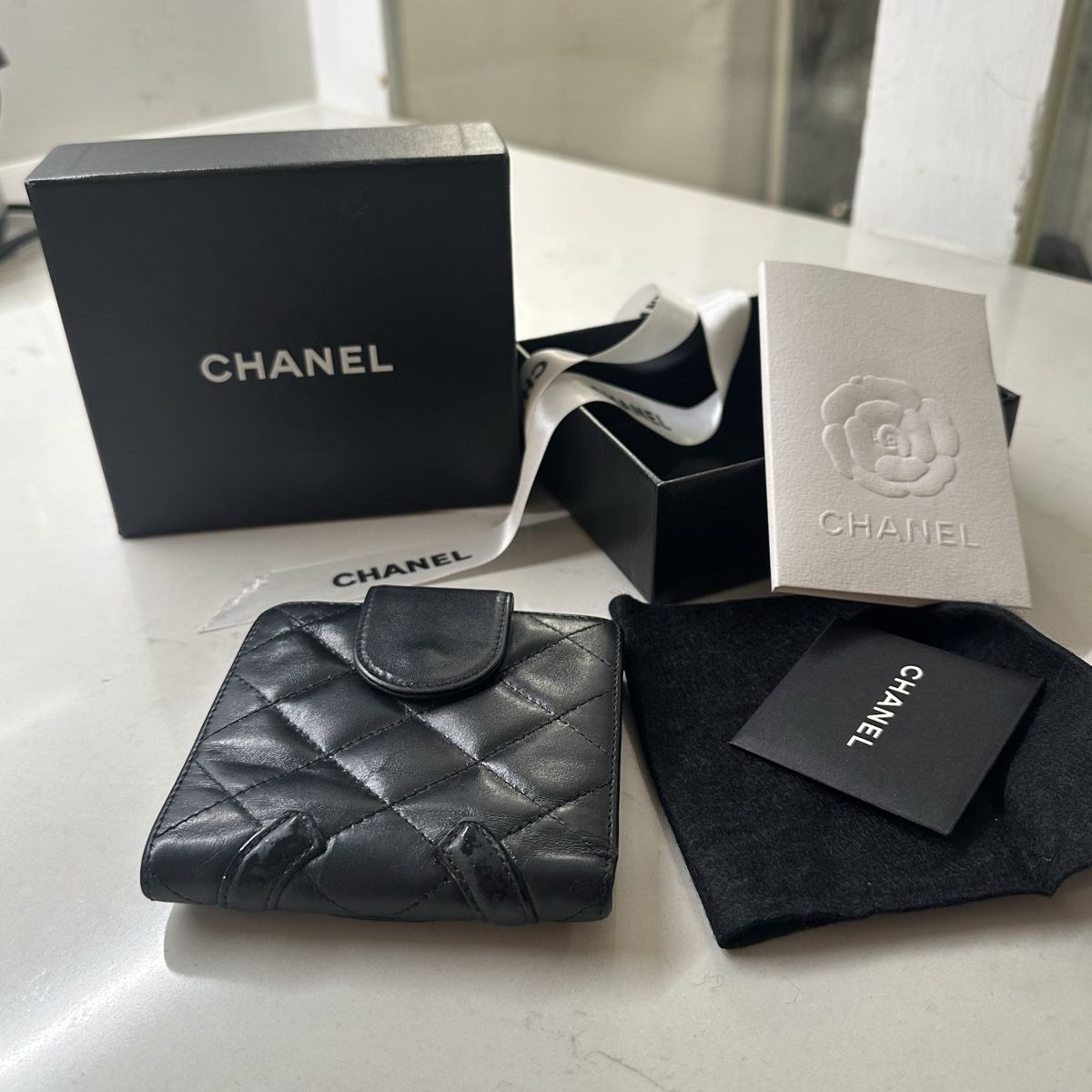 Chanel Portamonete: Chanel Black Caviar Leather Wallet (2004) – Usato da Zürich venduto da OldtownShop