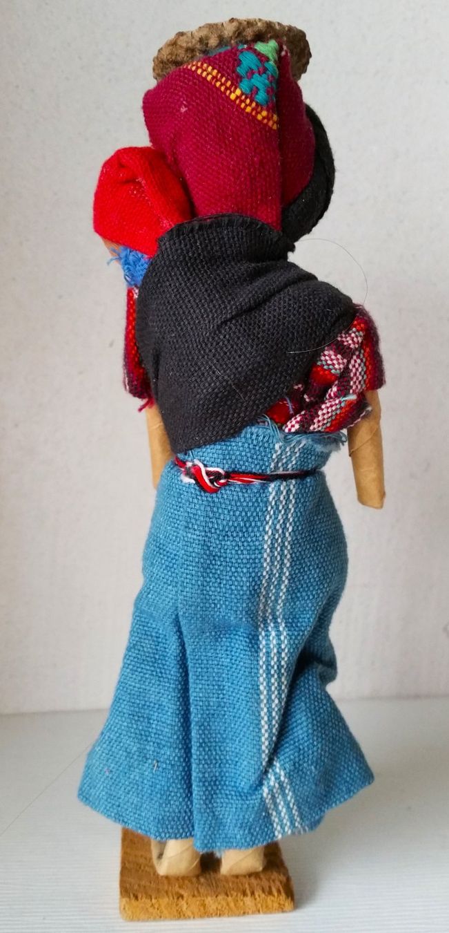 Bambole: BOLIVIEN 1982: HANDGEMACHTE PUPPE / Figur Mutter mit Kind – Usato da Oberriet SG venduto da ganesh435 2