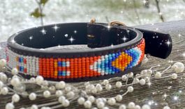 Hundehalsband aus Leder mit bunten Perlen