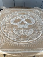 Beiger Schal mit Totenkopf