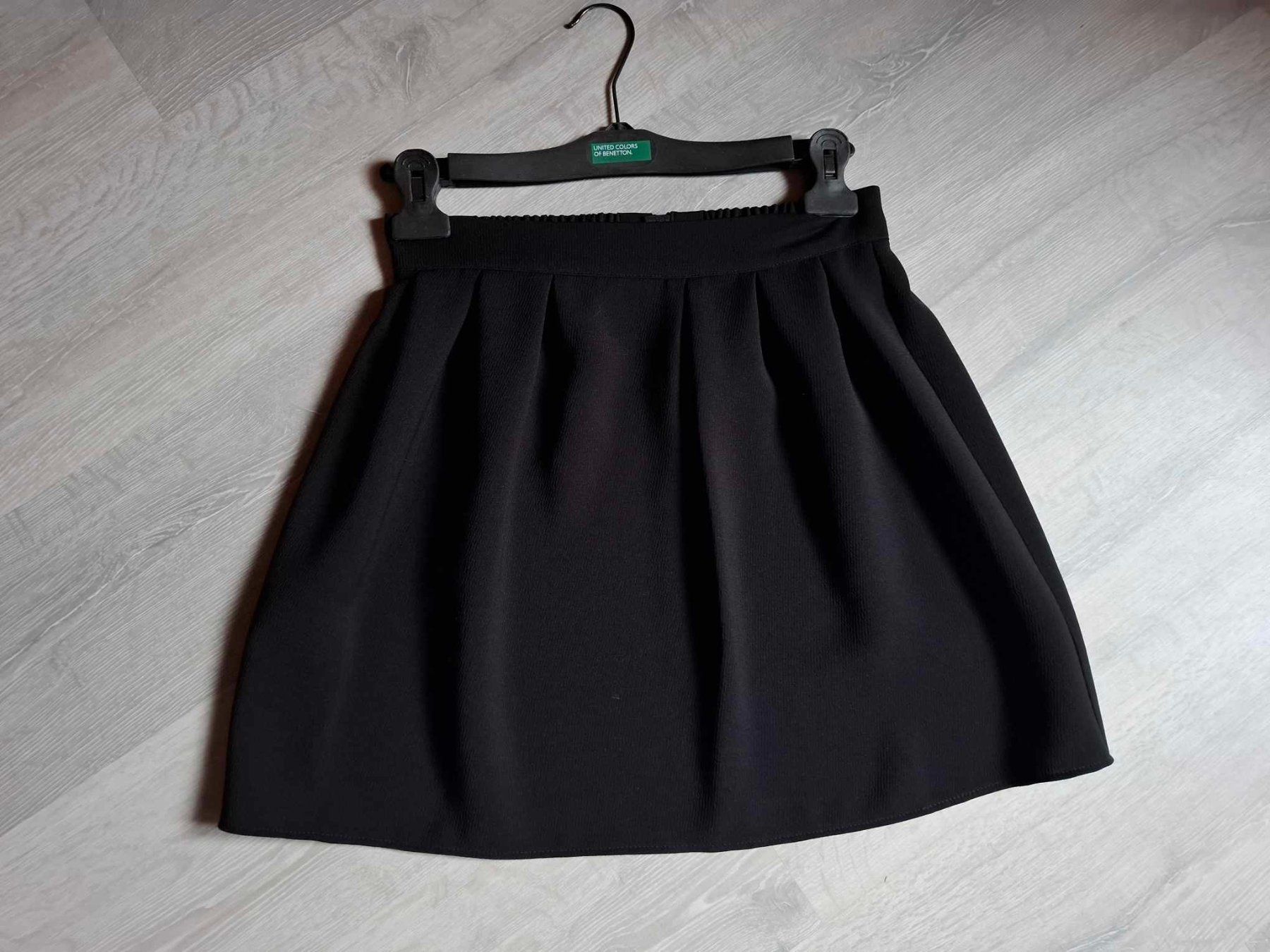Benetton Gonne: Jupe noire Benetton NEUVE – Nuovo (secondo la descrizione) da Arnex-sur-Orbe venduto da kprt