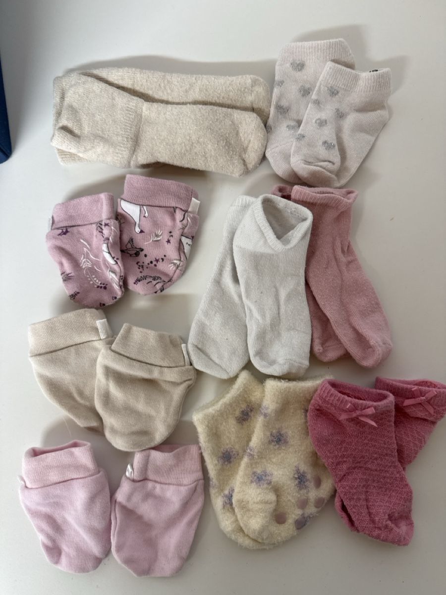 Lotti & Set di vestiti: Babysocken & Baby Handschuhe – Usato da Bettwiesen venduto da Maori6