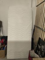 Matratze 90x200cm weiss Wellenmuster guter Zustand