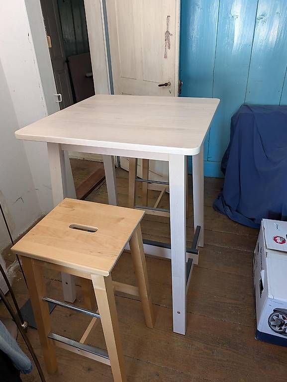 Ikea Tischset: IKEA Bartisch inkl. 2 Barhocker neuwertig – Gebraucht aus Tägerschen von Bachmann_21