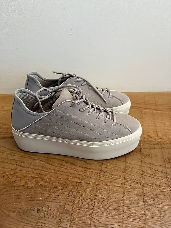 Chaussures femmes: Sneakers – D'occasion à Basel par aganz