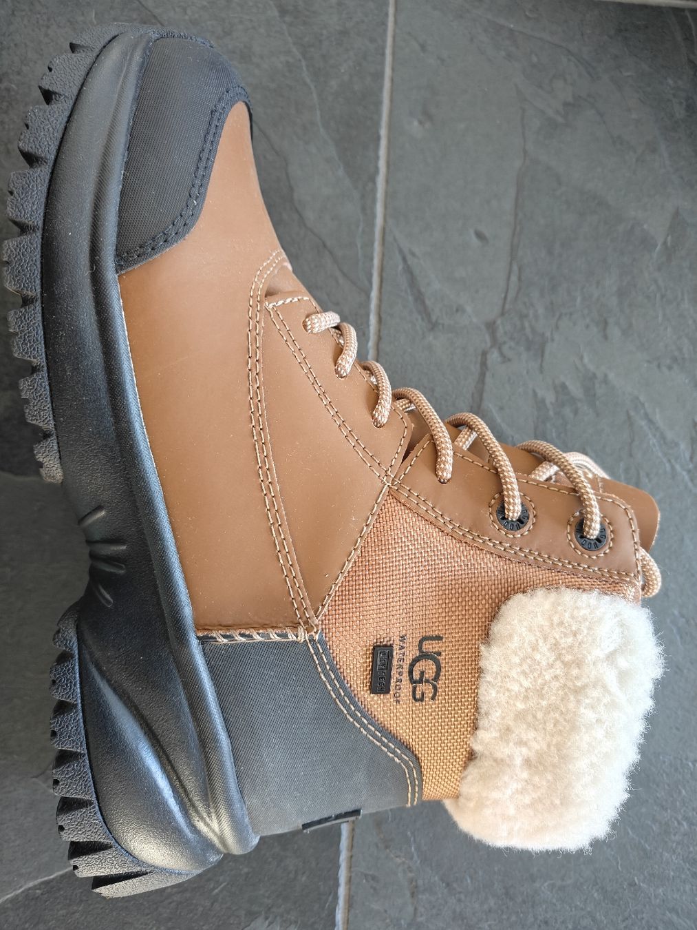 Ugg Scarpe da donna: UGG Winterstiefel Yose Fluff V2  wasserdicht – Nuovo (secondo la descrizione) da Rorschach venduto da Laboumedeluxe 3
